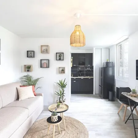 L'authentique *studio *parking Prive* *wifi*calme アパート